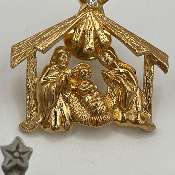 Christmas Pins Brooch Lot of 3 Nativity Tree Teddy Bear - Picture 3 of 10